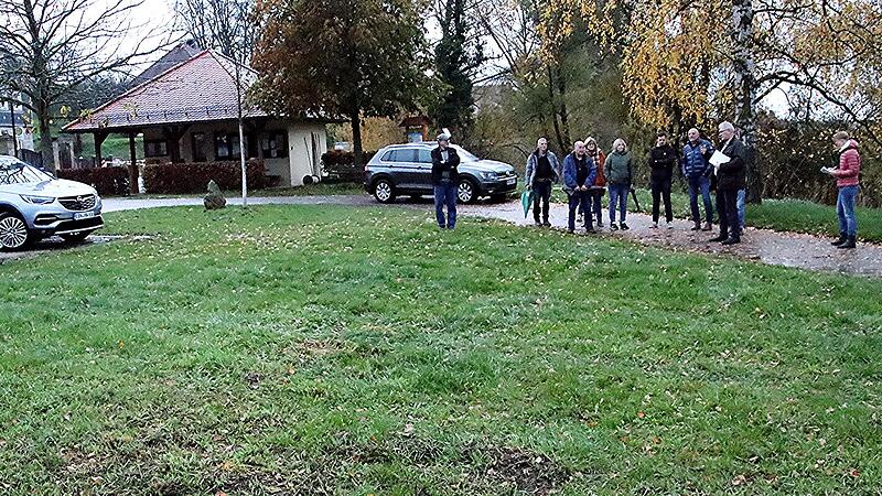 Etwa in diesem Bereich, zwischen Parkplatz und der Itz, war ein Spielplatz beantragt. Bürgermeister Helmut Dietz (Zweiter von rechts), erläuterte dem Gremium die Fakten.
