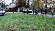Etwa in diesem Bereich, zwischen Parkplatz und der Itz, war ein Spielplatz beantragt. Bürgermeister Helmut Dietz (Zweiter von rechts), erläuterte dem Gremium die Fakten.