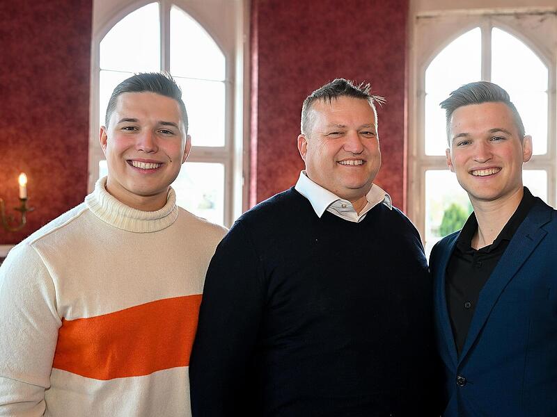 Thorsten Blaßdörfer (Mitte) und seine Söhne Julius (links) und Felix haben das Café Schweizerhaus gekauft. Nach der Renovierung wollen sie es verpachten, im Idealfall an einen Betreiber, der es wieder als Café führt.Schweizerhaus Café Thorsten Blaßdörfer (Mitte) und seine Söhne Julius (links) und Felix haben das Café Schweizerhaus gekauft. Nach der Renovierung wollen sie es verpachten, im Idealfall an einen Betreiber, der es wieder als Café führt.Schweizerhaus Café