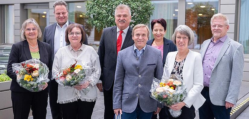 Vier langjährige Mitarbeiter sind am Klinikum Kulmbach in den Ruhestand verabschiedet worden (von links): Karin Münch, Oberbürgermeister Ingo Lehmann, Elke Jauch, Landrat Klaus Peter Söllner, Michael Ebeling, Geschäftsführerin Brigitte Angermann, ... Vier langjährige Mitarbeiter sind am Klinikum Kulmbach in den Ruhestand verabschiedet worden (von links): Karin Münch, Oberbürgermeister Ingo Lehmann, Elke Jauch, Landrat Klaus Peter Söllner, Michael Ebeling, Geschäftsführerin Brigitte Angermann, ...