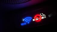 WLAN-Symbol leuchtet blau in der Kabine eines Flugzeugs
