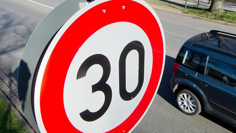 Tempo 30? In der Oberfüllbacher Straße im Coburger Stadtteil Lützelbuch halten sich nur wenige Autofahrer an die geltende Geschwindigkeitsbegrenzung. Tempo 30? In der Oberfüllbacher Straße im Coburger Stadtteil Lützelbuch halten sich nur wenige Autofahrer an die geltende Geschwindigkeitsbegrenzung.