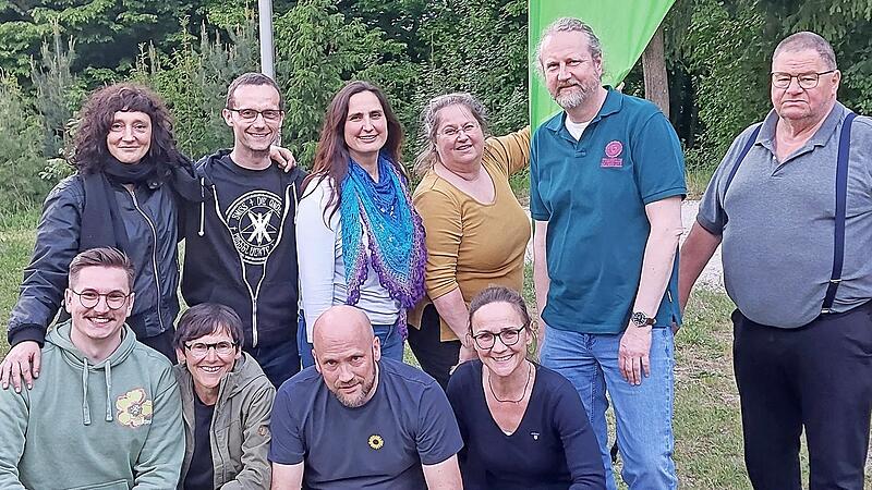Der neu gew&auml;hlte Vorstand mit (vorn v, l.) Paul Dellert, Sandra Nossek, Martin Sch&ouml;b, Susann Freiburg, (hinten v.l.) Bernarda Callens, Dominik Schmitt, Christine Schmidt, Sabine Jachmann, Christian Hornung und Mathias S&ouml;llner
