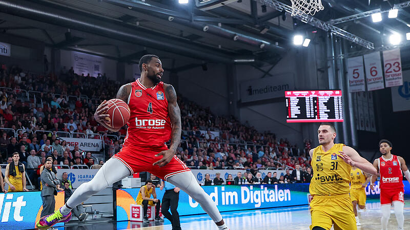 Einer der besten Bamberger gegen T&uuml;bingen: Adrian Nelson (mit Ball).