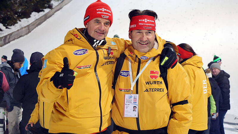 DSV-Sportdirektor Horst H&uuml;ttel (rechts) aus dem Fichtelgebirge freut sich Mitte Dezember 2024 in Titisee-Neustadt mit Skisprung-Bundestrainer Stefan Horngacher &uuml;ber den vierten Weltcup-Saisonsieg von Pius Paschke.