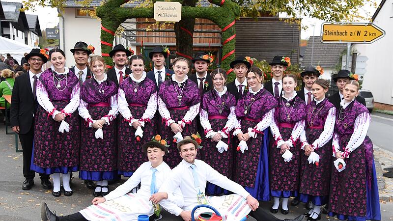 Diese fröhliche Gesellschaft hat zur Kirchweih in Windheim willkommen geheißen.