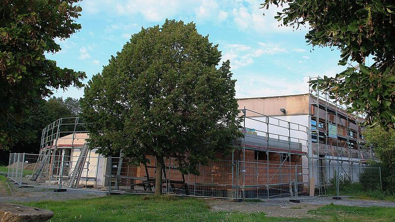 Innen und au&szlig;en gehen die Arbeiten zur Sanierung der Mehrzweckhalle in Rannungen z&uuml;gig weiter. Nun vergab der Gemeinderat Arbeiten f&uuml;r weitere 415.000 Euro.