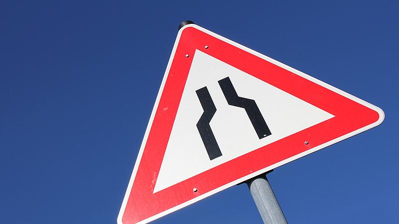 Deutsches Verkehrszeichen: verengte Fahrbahn