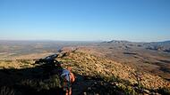 Wanderer auf dem Mount Sonder auf dem Larapinta Trail, Australien