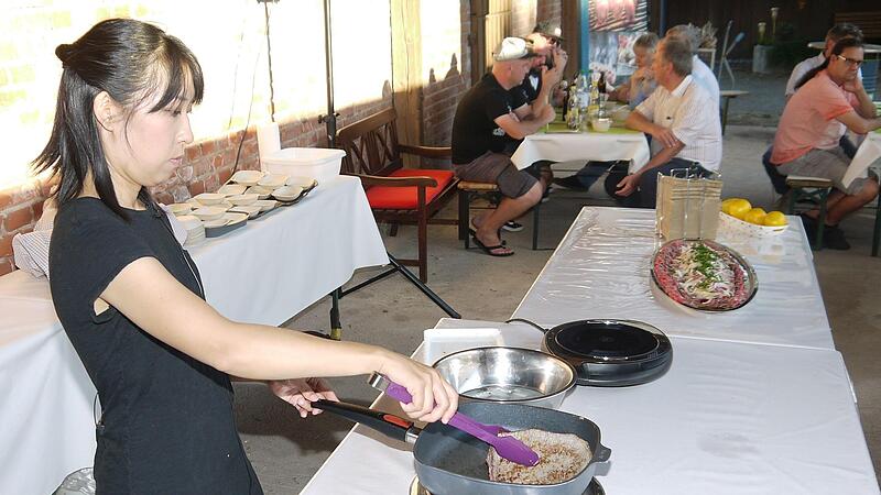 Eriko Ishii-Konrad bereitert  japanisches Rostbeef vor. Das nennt sich dann Tataki.