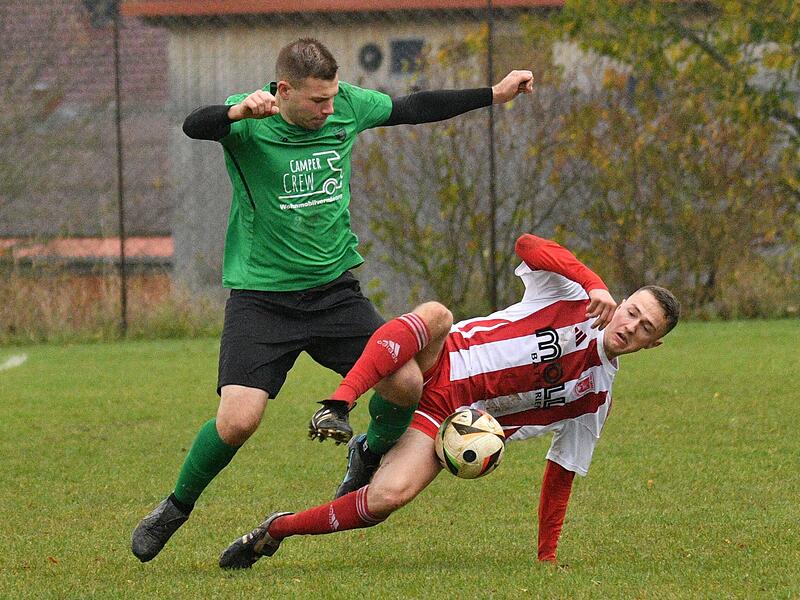 In allen Lagen wurde um den Ball gekämpft, wie hier zwischen dem  Arnsteiner Jonathan Kellner (links) und dem Staffelsteiner Philipp Eiermann.