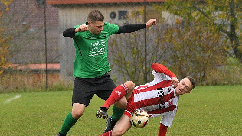 In allen Lagen wurde um den Ball gekämpft, wie hier zwischen dem  Arnsteiner Jonathan Kellner (links) und dem Staffelsteiner Philipp Eiermann.