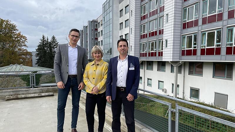 Regionalgesch&auml;ftsf&uuml;hrer Florian Aschbrenner (links) freut sich,  Claudia Holland-Jopp als Clustergesch&auml;ftsf&uuml;hrerin und Nachfolge f&uuml;r Dr. Peter Hermeling bekannt zu geben.