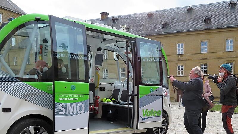 Durch die geöffenten Schiebetüren fotografiert: Bürgermeister Mario Schönwald und MdB Emmi Zeulner im Shuttle waren ein begehrtes Fotomotiv