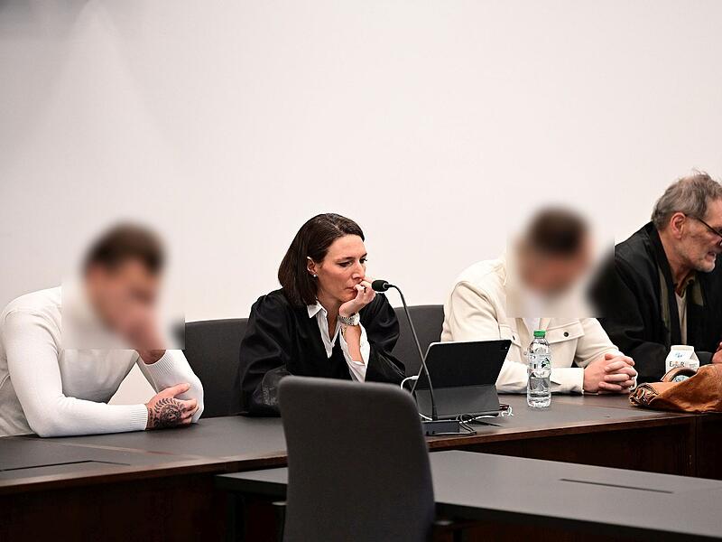 Prozess am Landgericht Nürnberg-Fürth: die Angeklagten mit ihren Rechtsanwälten Sandra Rothschild (Nürnberg) und Jochen Dotterweich (Nürnberg)