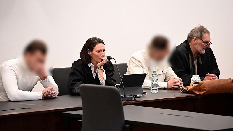 Prozess am Landgericht N&uuml;rnberg-F&uuml;rth: die Angeklagten mit ihren Rechtsanw&auml;lten Sandra Rothschild (N&uuml;rnberg) und Jochen Dotterweich (N&uuml;rnberg)
