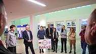 Unser Bild zeigt Oberbürgermeister Dirk Vogel, den Rektor der Anton-Kliegl-Schule, Hans-Jürgen Hanna, den Leiter der Volkshochschule, Michael Balk, die Programmbereichsleiterin für Integration, Olena Albert, die Lehrkräfte Carina Lang und Katharin...
