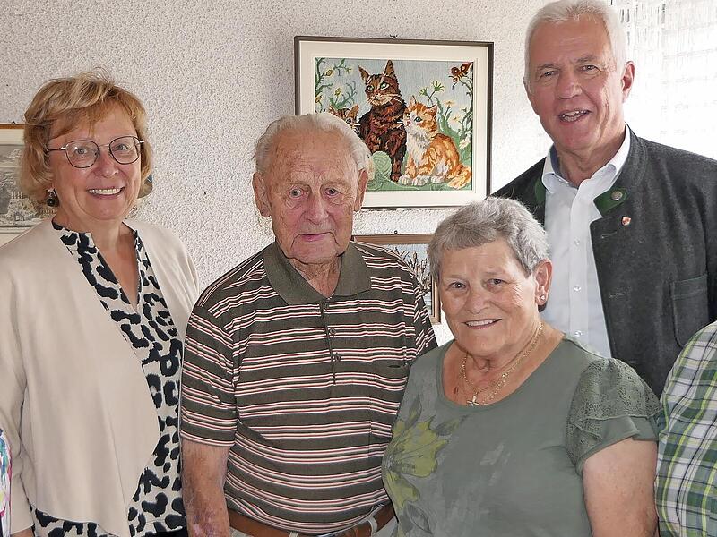 Zum 101. Geburtstag von Herbert Mittelheuser (Dritter von links) gratulierten (von links) Nichte Christa Gaukler, stellvertretende Landrätin Birgit Bayer, Tochter Ursel, Bürgermeister Günther Werner und Großnichte Anja Gaukler.