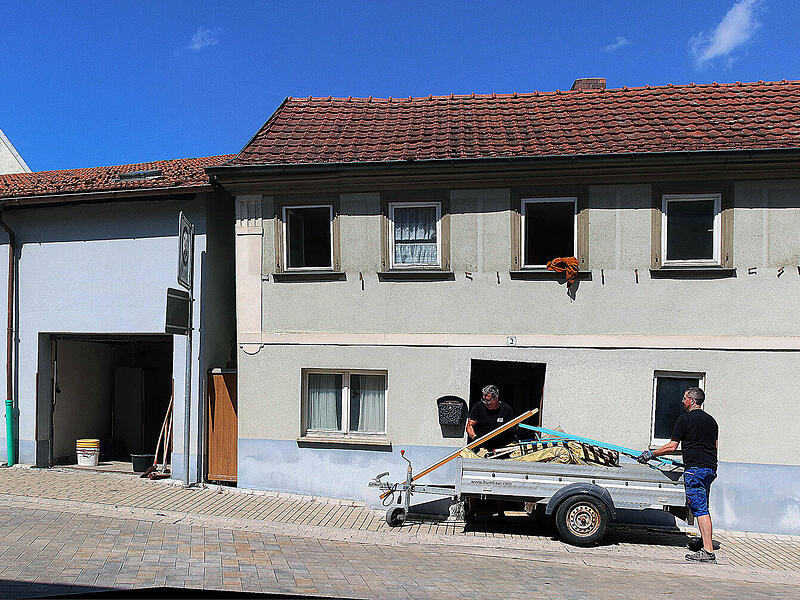 Das Wohnhaus rechts und der Schuppen in der Mitte werden abgebrochen. Das Haus links wird saniert. Hier entsteht der Enso-Einkaufsmarkt.