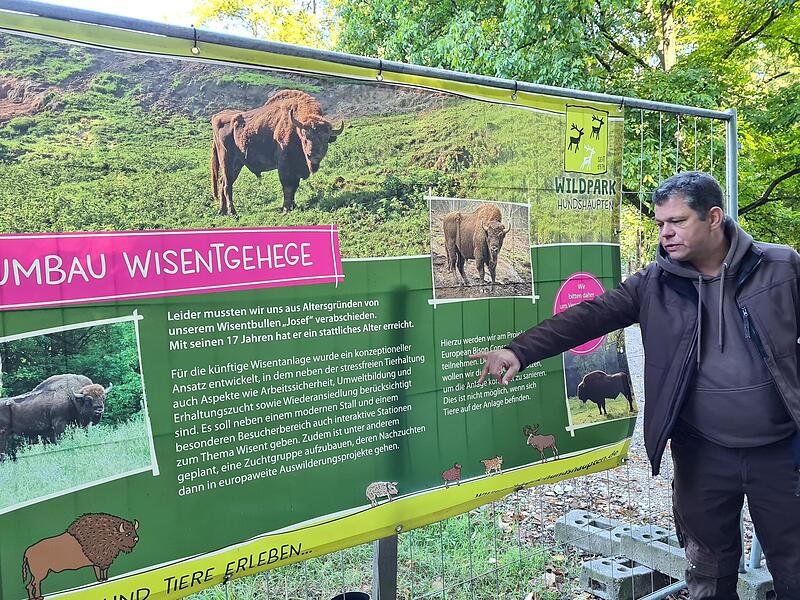Daniel Schäffer vor dem Gehege.Forchheim & Fränkische Schweiz Daniel Schäffer vor dem Gehege.Forchheim & Fränkische Schweiz