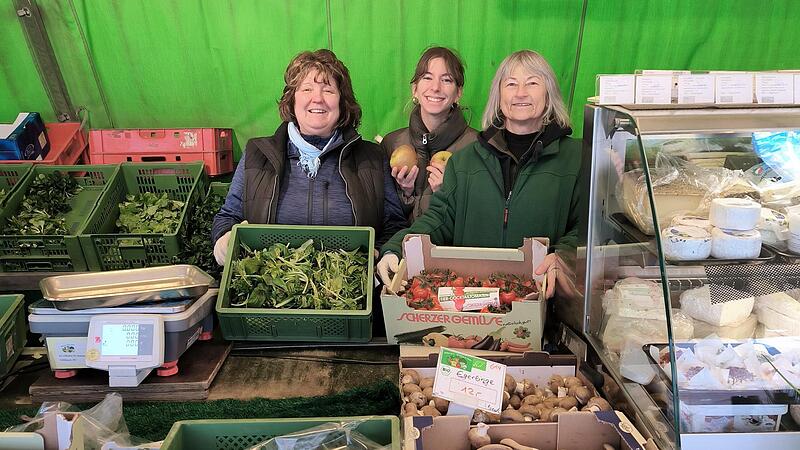 Veronika Sch&uuml;pferling (links) und Petra Ganzmann (rechts) aus H&ouml;chstadt verkaufen Gem&uuml;se auf dem Markt.