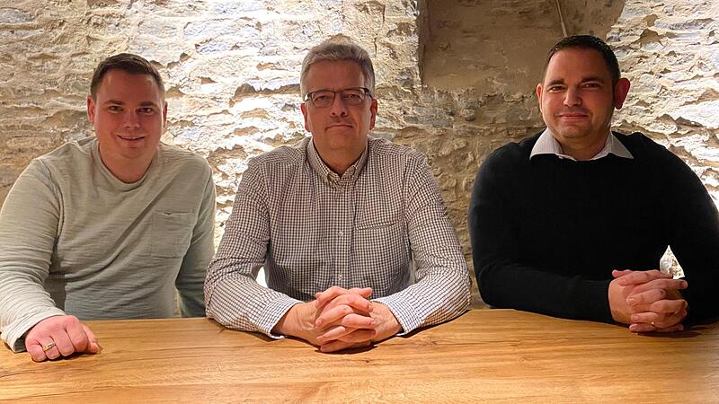 Zum Notarzt-Standort Volkach gehören die Mediziner (von links) Julian Eibicht, Notarzt-Obmann Wolfgang Otremba und Sebastian Eibicht. Zum Notarzt-Standort Volkach gehören die Mediziner (von links) Julian Eibicht, Notarzt-Obmann Wolfgang Otremba und Sebastian Eibicht.