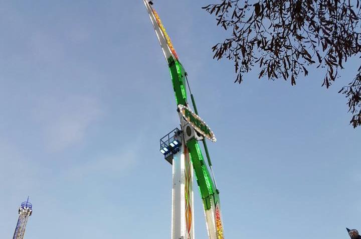 Eine der Neuheiten auf dem Festplatz ist das gigantische Fahrgeschäft „Freak“ – mit bis zu 130 Kilometern pro Stunde in eine Höhe von 42 Meter