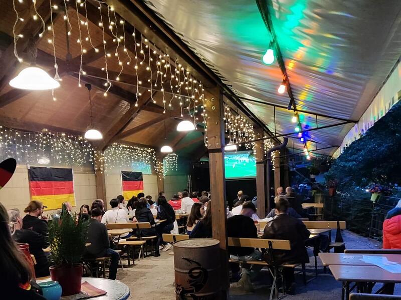 Volles Haus auf Birgit's Schindlerkeller beim Eröffnungsspiel der EM 2024Einblick vor Eröffnung: Kreislauf-Kaufhaus Forchheim Volles Haus auf Birgit's Schindlerkeller beim Eröffnungsspiel der EM 2024Einblick vor Eröffnung: Kreislauf-Kaufhaus Forchheim