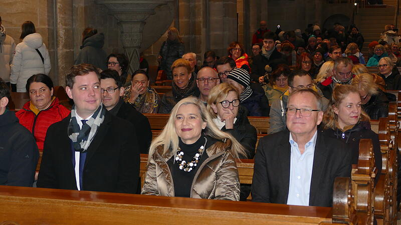 Bambergs Stadtchef Andreas Starke (rechts) mit zweitem Bürgermeister Jonas Glüsenkamp und Landtagsabgeordneter Melanie Huml bei der Verkündung heute um 12 Uhr im Bamberger Dom