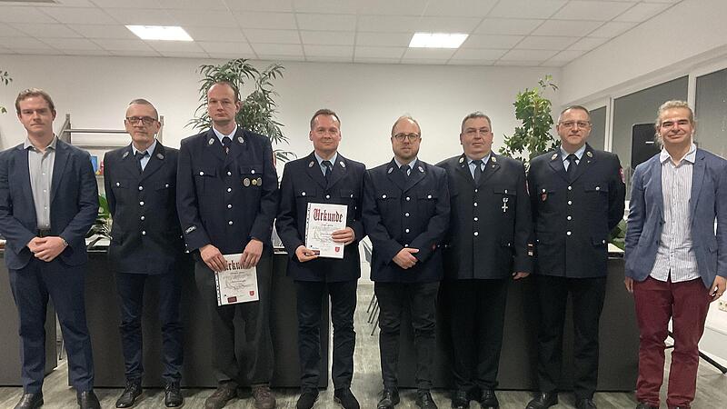 Ehrungen und Beförderungen bei der Werkfeuerwehr von Paul & Co (von links): Gesellschafter Axel Kunert, Darius Krzyzowski, Michael Söder, Eugen König, Steffen Fröhlich, Gregor Pasieka, Marius Stranzik und Geschäftsleiter Kilian Kunert.