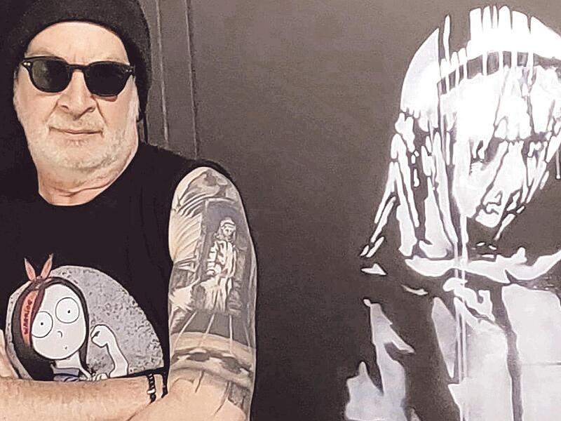 Jean-Claude Parent vor der Tür des Bataclan: Vom Künstler Banksy stammt das Bild des traurigen Mädchens, Parent hat es sich auf den Oberarm tätowieren lassen.