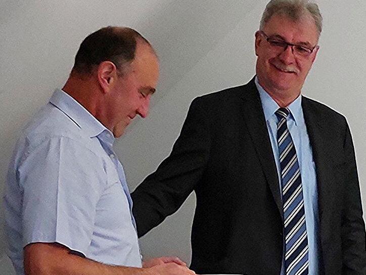 Gerald Karl (links) bekam von Bürgermeister die kommunale Verdienstmedaille für 20-jährigen Dienst im Gemeinderat ausgehändigt.