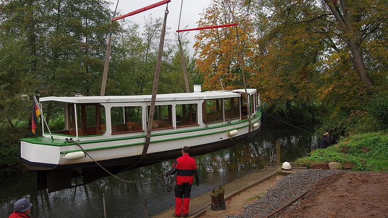 Wie riesige Spielzeuge schweben die tonnenschweren Boote am Kran &uuml;ber dem Wasser und werden zielgenau auf die Loren gesetzt. Ma&szlig;arbeit.