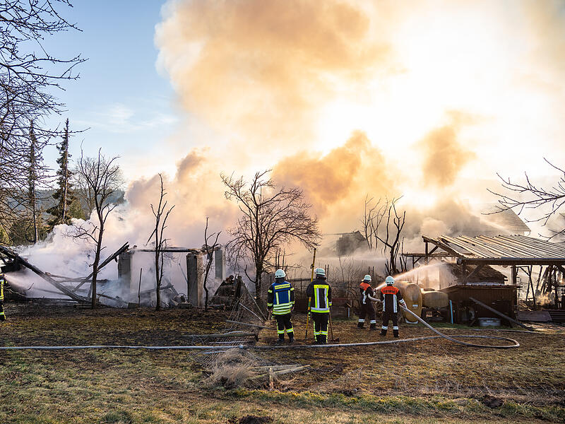 Großer Scheunenkomplex lichterloh in Flammen: Angrenzende Wohnhäuser stark beschädigt Bilder wie aus einem schlechten Film: der Scheunenbrand in Pfaffendorf.