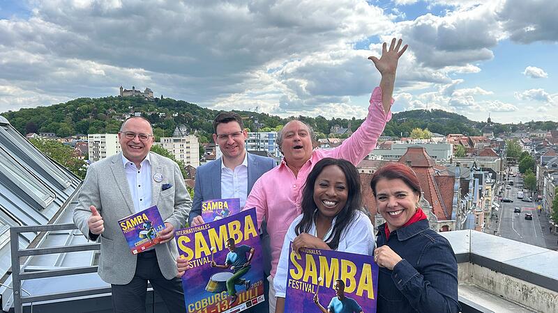 Die Vorfreude aufs Samba-Festival 2025 in Coburg ist groß. Von links: Matthias Herpich (Vorstand VR-Bank Coburg), Oberbürgermeister Dominik Sauerteig, Rolf und Nini Beyersdorf sowie Irene Pais Brückl.
