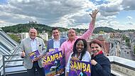 Die Vorfreude aufs Samba-Festival 2025 in Coburg ist groß. Von links: Matthias Herpich (Vorstand VR-Bank Coburg), Oberbürgermeister Dominik Sauerteig, Rolf und Nini Beyersdorf sowie Irene Pais Brückl.