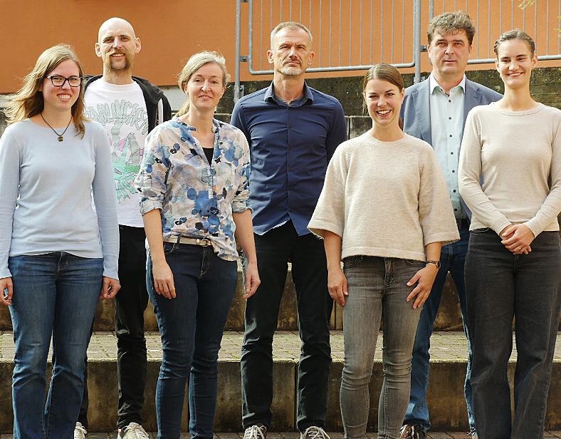 Von links nach rechts: Studienrätin Sandra Stadtmüller, Studienrat Andreas Triphan, Studienrätin Julia Brehm, Oberstudienrat Stefan Hüller, Studienrätin Katharina Petzoldt, Studienrätin Bettina Mehn (und Schulleiter Peter Rottmann, 2. Reihe).