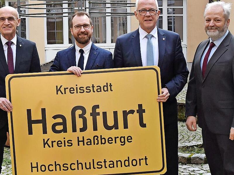 Eines der Herzensprojekte ist das Technologietransferzentrum in Ha&szlig;furt, hier bei der Er&ouml;ffnung.