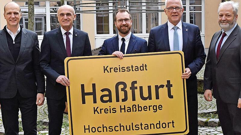 Eines der Herzensprojekte ist das Technologietransferzentrum in Ha&szlig;furt, hier bei der Er&ouml;ffnung.