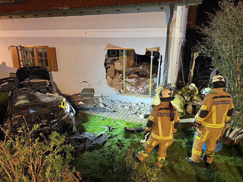 T&ouml;dlicher Unfall in Marktrodach: Auto prallt gegen Hauswand