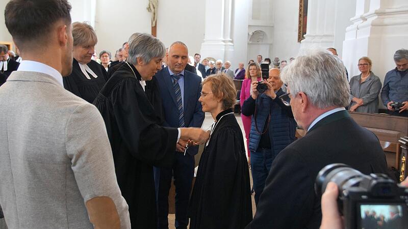 Regionalbisch&ouml;fin Dr. Greiner (links) legt Sabine Hirschmann das Amtskreuz an.