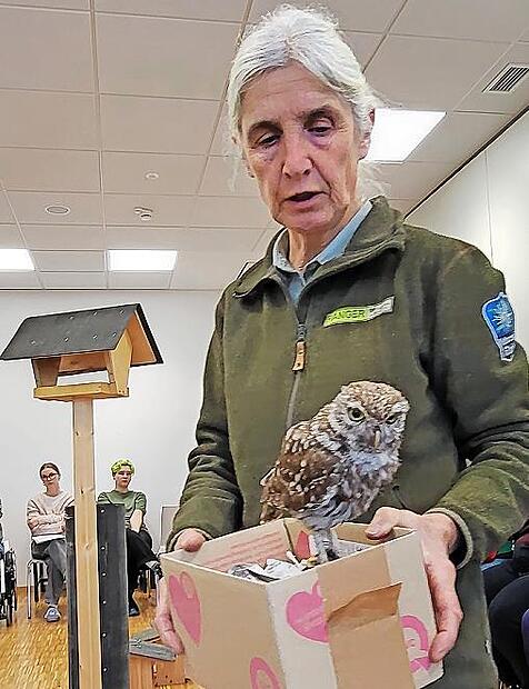Martina Faber zeigt einen Steinkauz.