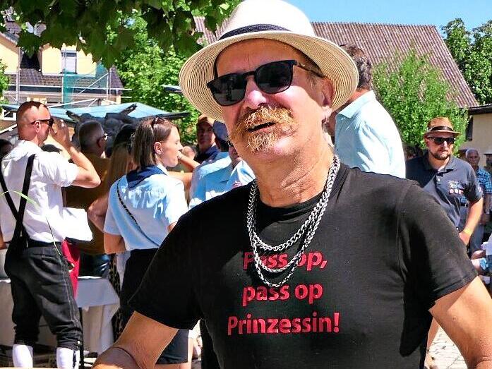 Mit seinem Minirock zog Herbert Wolf aus Köln zahlreiche Blicke auf sich. Mit seinem Minirock zog Herbert Wolf aus Köln zahlreiche Blicke auf sich.