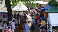 Für das perfekte Afrika-Gefühl sorgt der traditionelle afrikanische Basar rund um die Kaiserpfalz mit Kunsthandwerk, Musik und kulinarischen Köstlichkeiten.Forchheim & Fränkische Schweiz