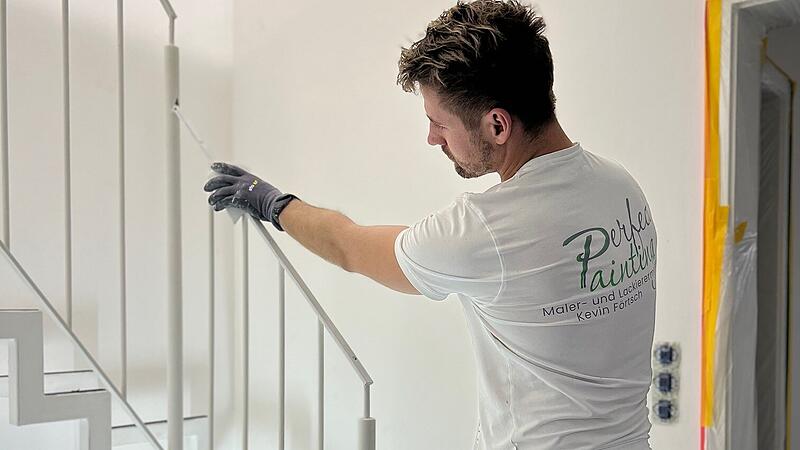 Hier arbeitet der junge Handwerker Kevin Förtsch in einem Treppenhaus.