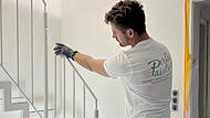 Hier arbeitet der junge Handwerker Kevin Förtsch in einem Treppenhaus.