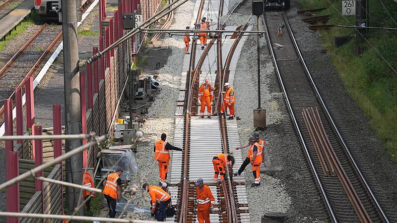 Bauarbeiter  an den Gleisen  der Bahnstrecke zwischen Hamburg und Berlin.