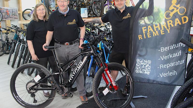 Familie Riemey feiert 100-j&auml;hriges Bestehen. Der neue Ausstellungsraum bietet viel Platz f&uuml;r Kunden, die ein neues Fahrrad suchen.