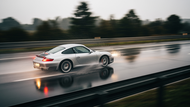 Aquaplaning: Porsche rast auf regennasser Fahrbahn gegen Betonwand Aquaplaning: Porsche rast auf regennasser Fahrbahn gegen Betonwand