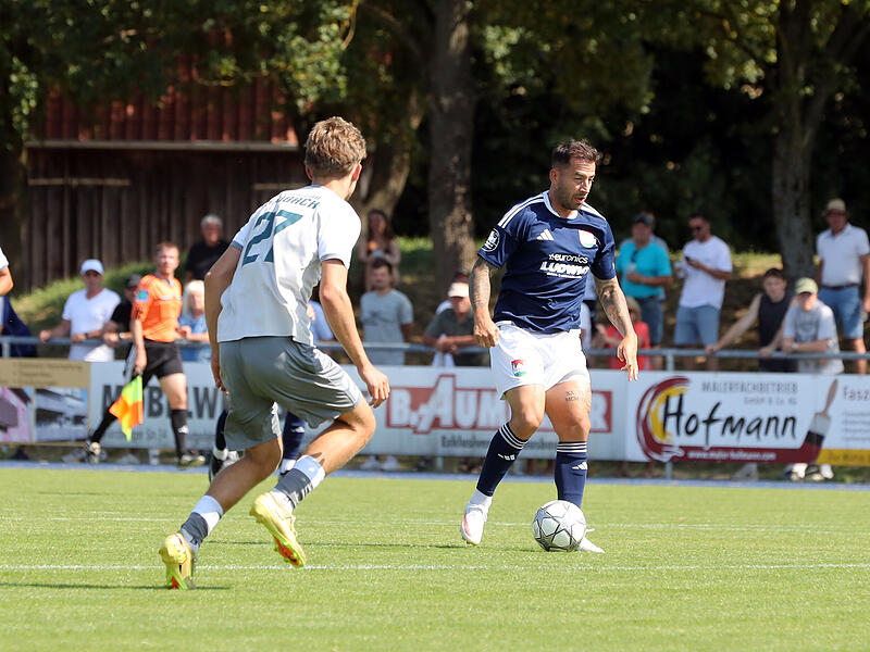 TSV Burgebrach: Sperlein und Co. empfangen TSV Mönchröden Dominik Sperlein (rechts) führt die Torjägerliste der Landesliga Nordwest an. Burgebrachs Elf-Tore-Mann will auch Mönchröden in die Knie zwingen.